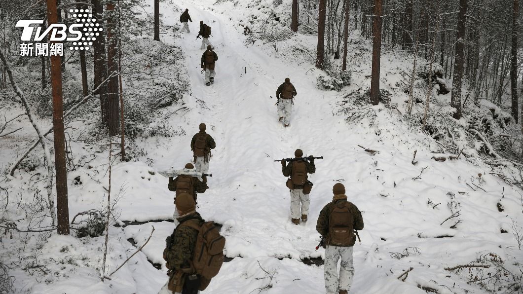 挪威士兵在大雪中扛槍步行。(圖/達志影像路透社)