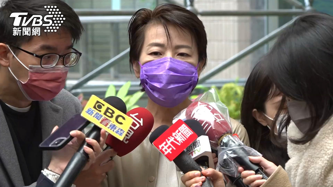 台北市副市長黃珊珊今天主持北市疫情記者會，黃珊珊表示，該案相關足跡都是搭捷運上下班，搭乘捷運板南線，也有到附近小吃店去買東西，也有到聯合醫院B1萊爾富也有去買東西，足跡滿單純的。（圖／TVBS資料畫面