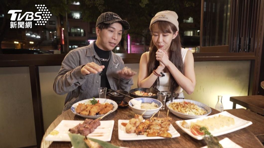 兩人到超人氣居酒屋品嚐美食。(圖/TVBS)