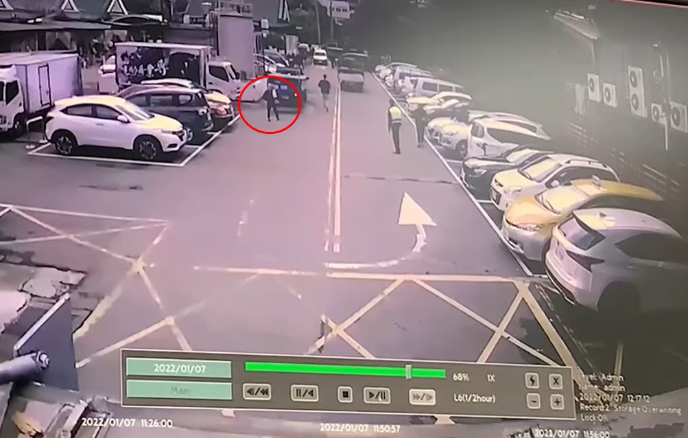 池秋美走在路邊時,停駛車輛突然倒車。(圖/翻攝自池秋美臉書)