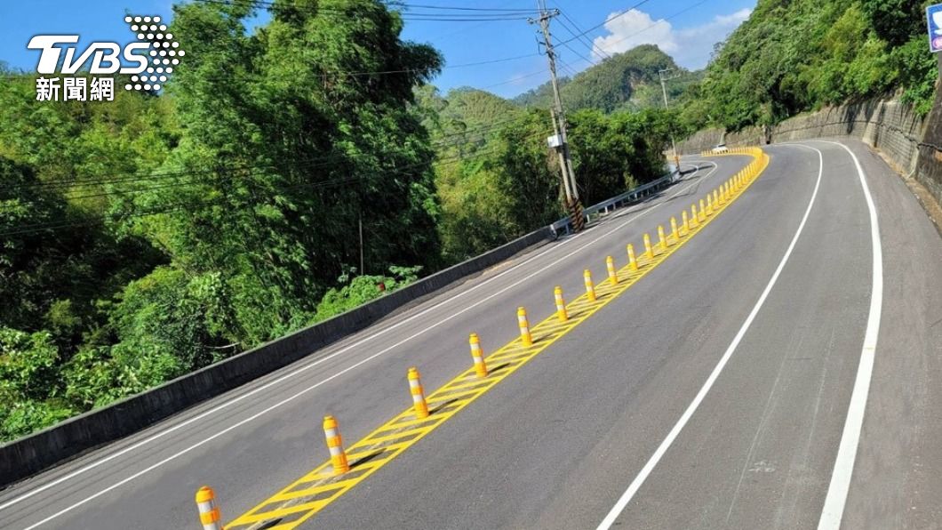 防止重機壓車摔  苗栗台三線三彎道設 「交通回復式導桿」