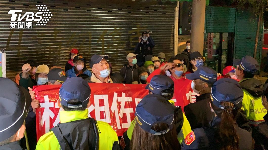 林昶佐成功保立委 罷免方到場嗆聲「閃靈缺主唱!」