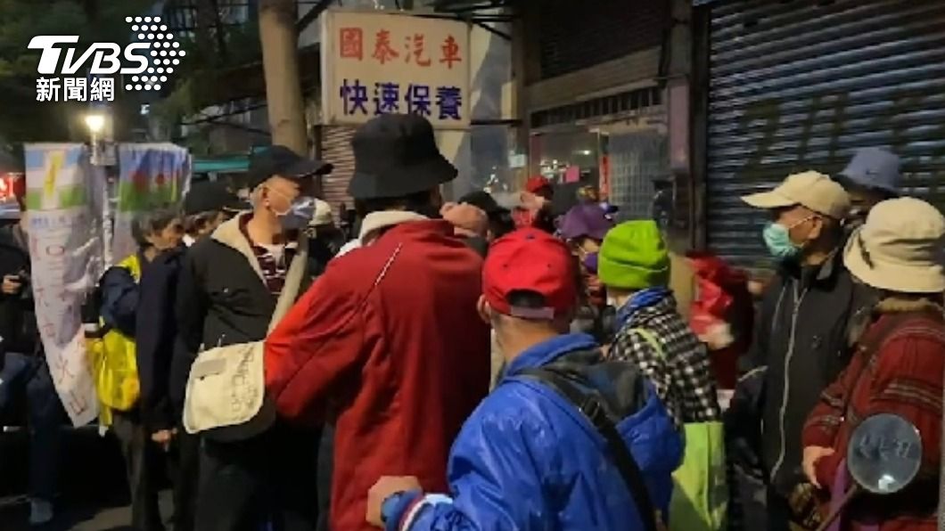罷免方到場嗆聲。(圖/TVBS)