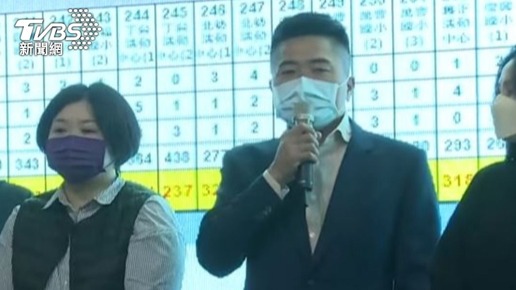顏寬恒要鄉親擦乾眼淚。(圖/TVBS)