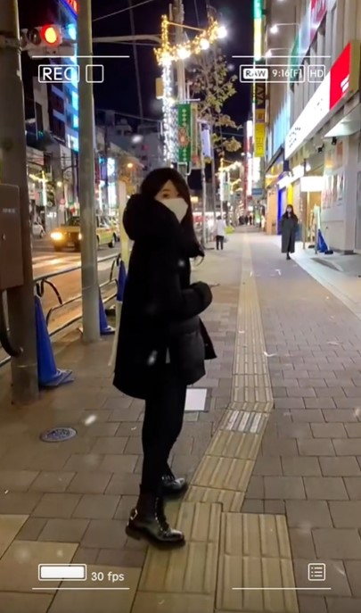 福原愛在東京街頭迎來今年的初雪。（圖／翻攝自福原愛抖音）
