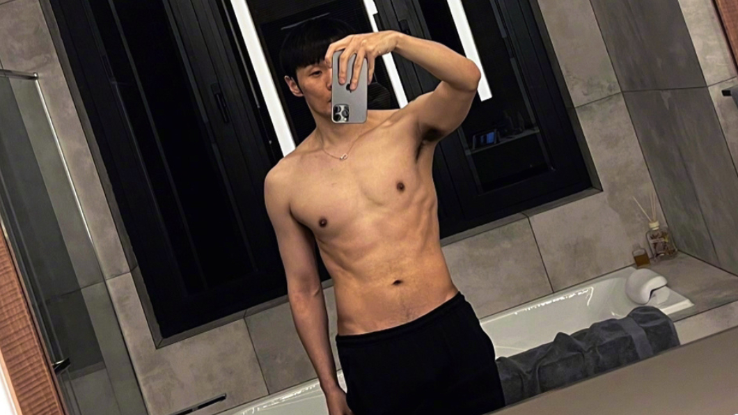 眼尖粉絲發現李榮浩腋毛相當濃密。(圖/翻攝自李榮浩微博)