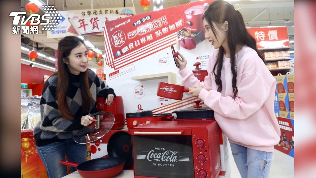 量販和可口可樂聯名推出獨家款家電、鍋具。(圖/業者提供)