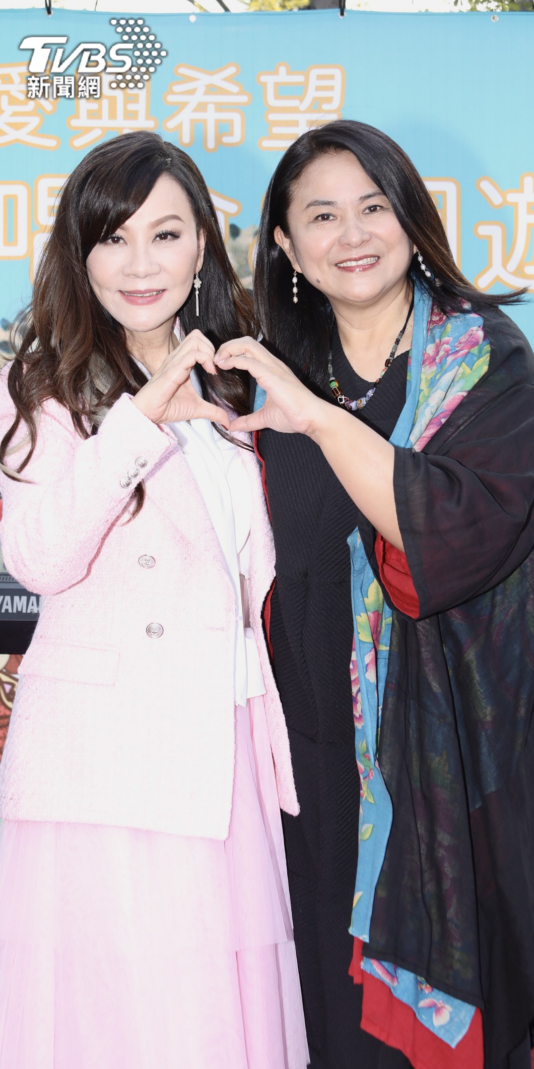 裘海正(圖右)自揭移居鄉下近況。(圖/台灣愛與希望國際協會提供)