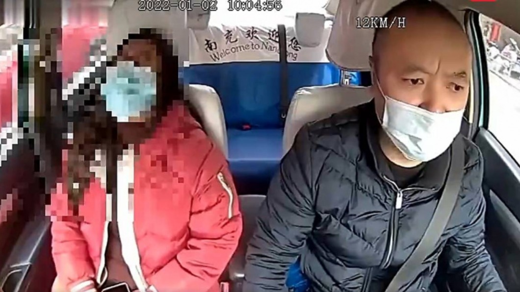 運將「鎖死車門」繞半小時!伸手擋女子下車 救了她一命