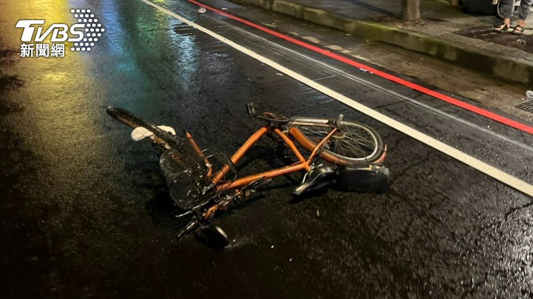 騎單車闖紅燈橫越馬路!8旬翁遭汽車撞飛 急送醫仍不治