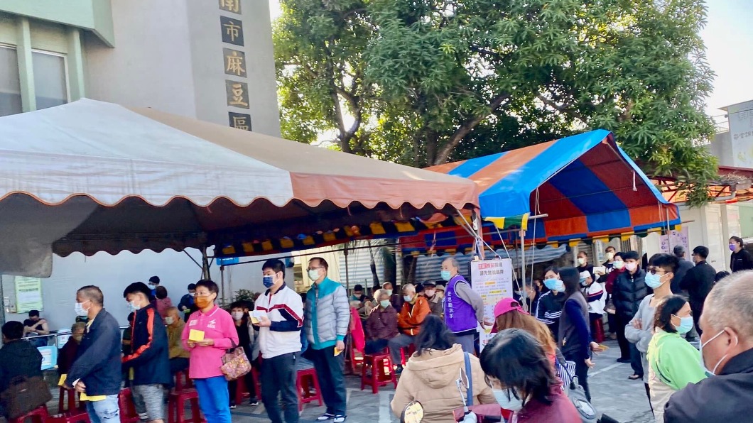 台南文化中心、麻豆衛生所昨(9)日吸引不少民眾前往接種BNT疫苗。(圖/翻攝自臺南市政府衛生局臉書)