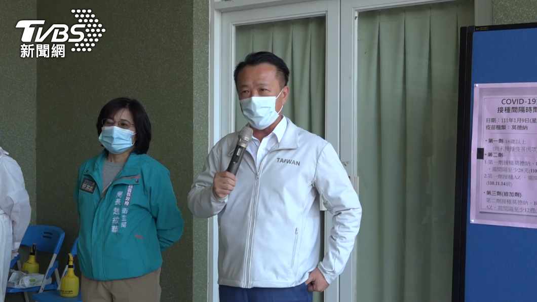 嘉義縣長翁章梁和衛生局長趙紋華到水上國小視察疫苗接種情形。(圖/TVBS)