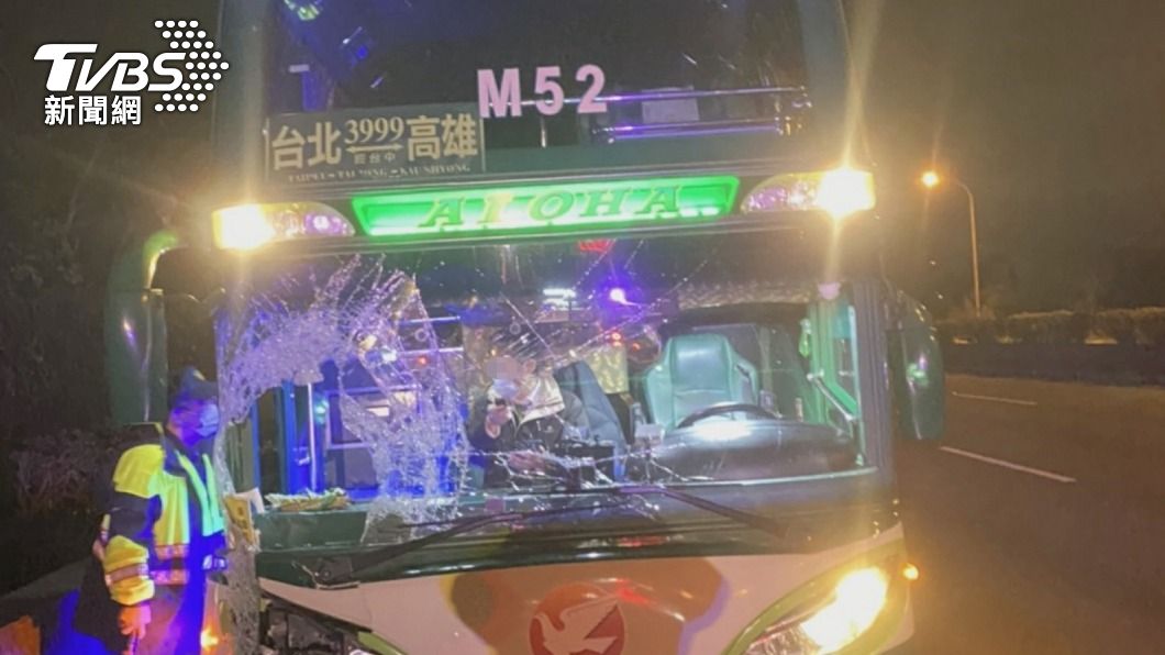苗栗男「半夜徒步走上國道」 遭客運撞擊當場慘死