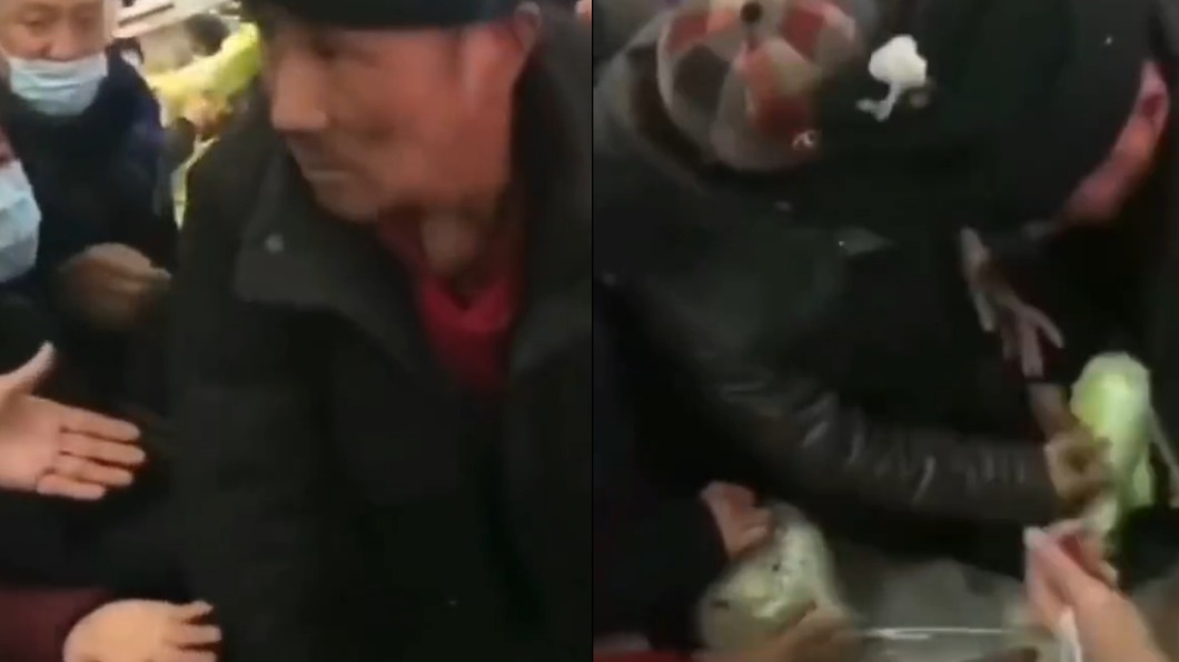 民眾為搶菜爆發衝突。(圖/翻攝自微博)