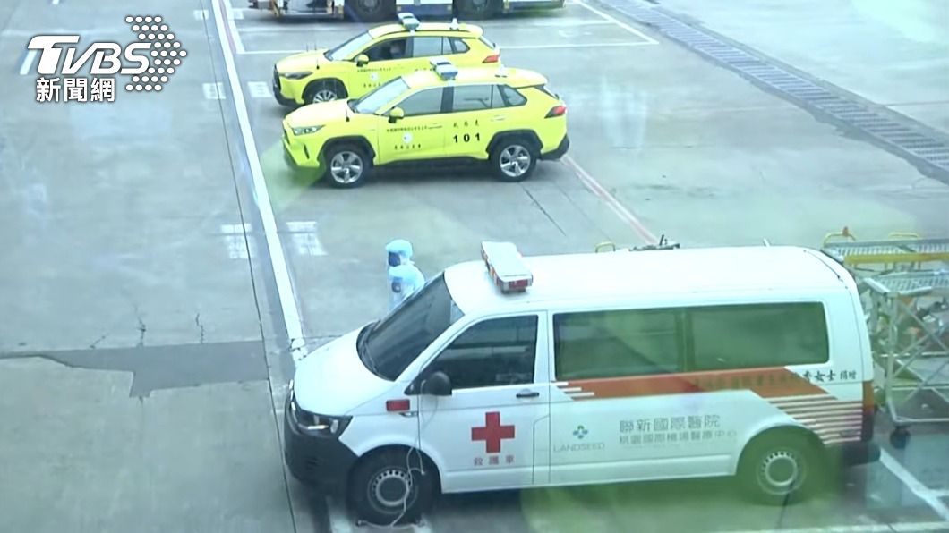 PCR採檢陽性將由待命救護車送到醫院。(圖/TVBS)