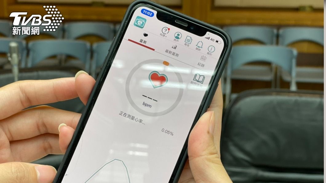亞洲首款!台大醫院創心律不整App 手貼鏡頭60秒就能自測救命