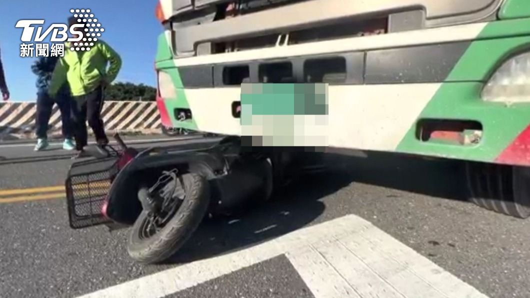 逆光+轉彎死角釀禍!阿公載孫女上學 險命喪砂石車輪下