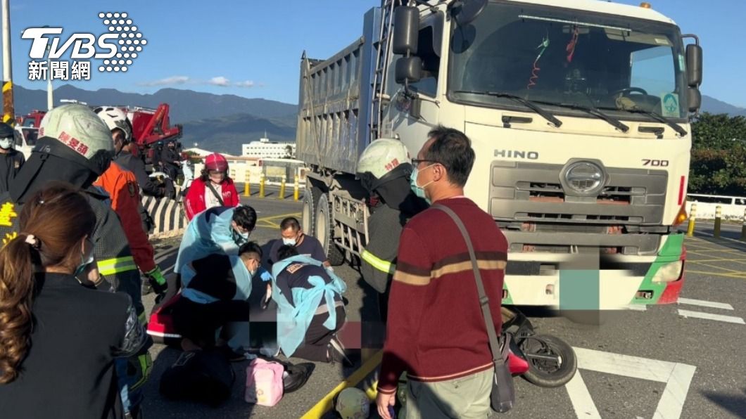 台東李姓阿公載孫女上學，與砂石車發生車禍，警消獲報立即到場救援。（圖／中央社）