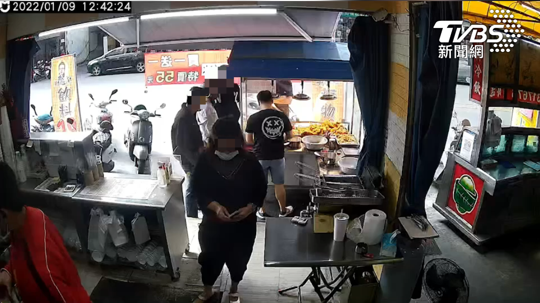 柯女趁店家忙碌之際，偷走店家手機殼內1000元鈔票。（圖／警方提供）