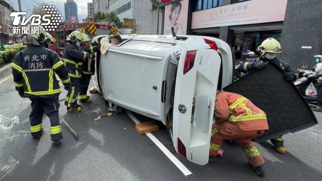 顧著和女友吵架!男駕駛自撞中央分隔島 270度大側翻