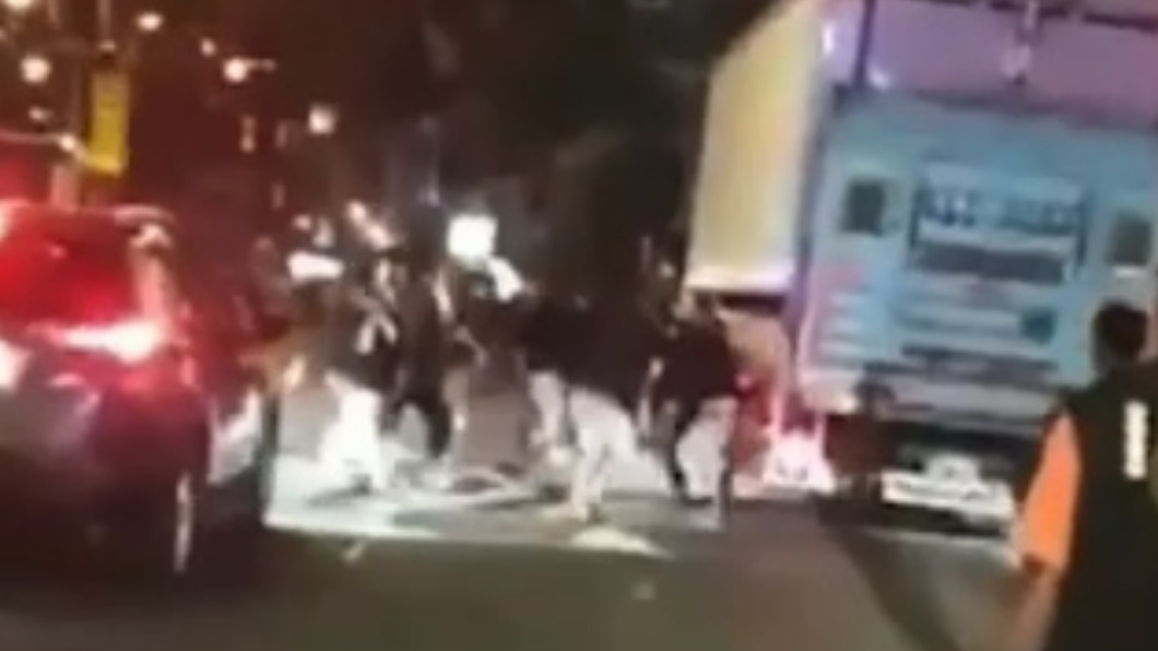 犯嫌找來10人痛毆前女友的現任丈夫。（圖／翻攝記者爆料網）