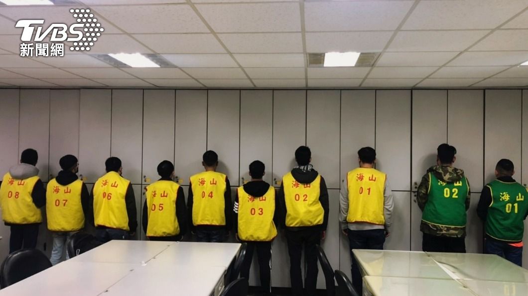 警方將涉案人員移送偵辦。（圖／TVBS）
