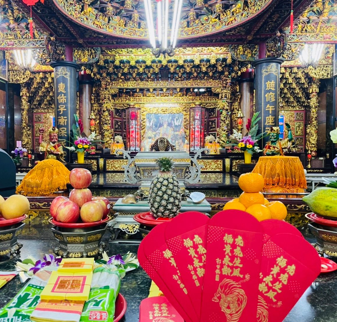 郭台銘發財金經過神明加持。(圖/翻攝自郭台銘臉書)