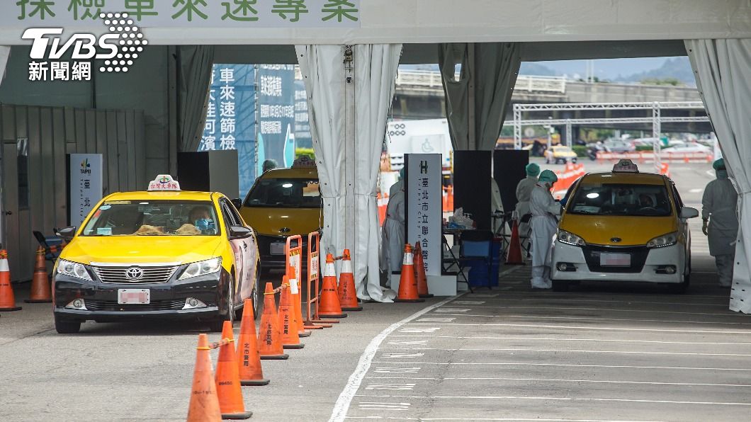 圖為日前防疫計程車司機前往大佳河濱公園車來速篩檢站採檢。（圖／中央社）