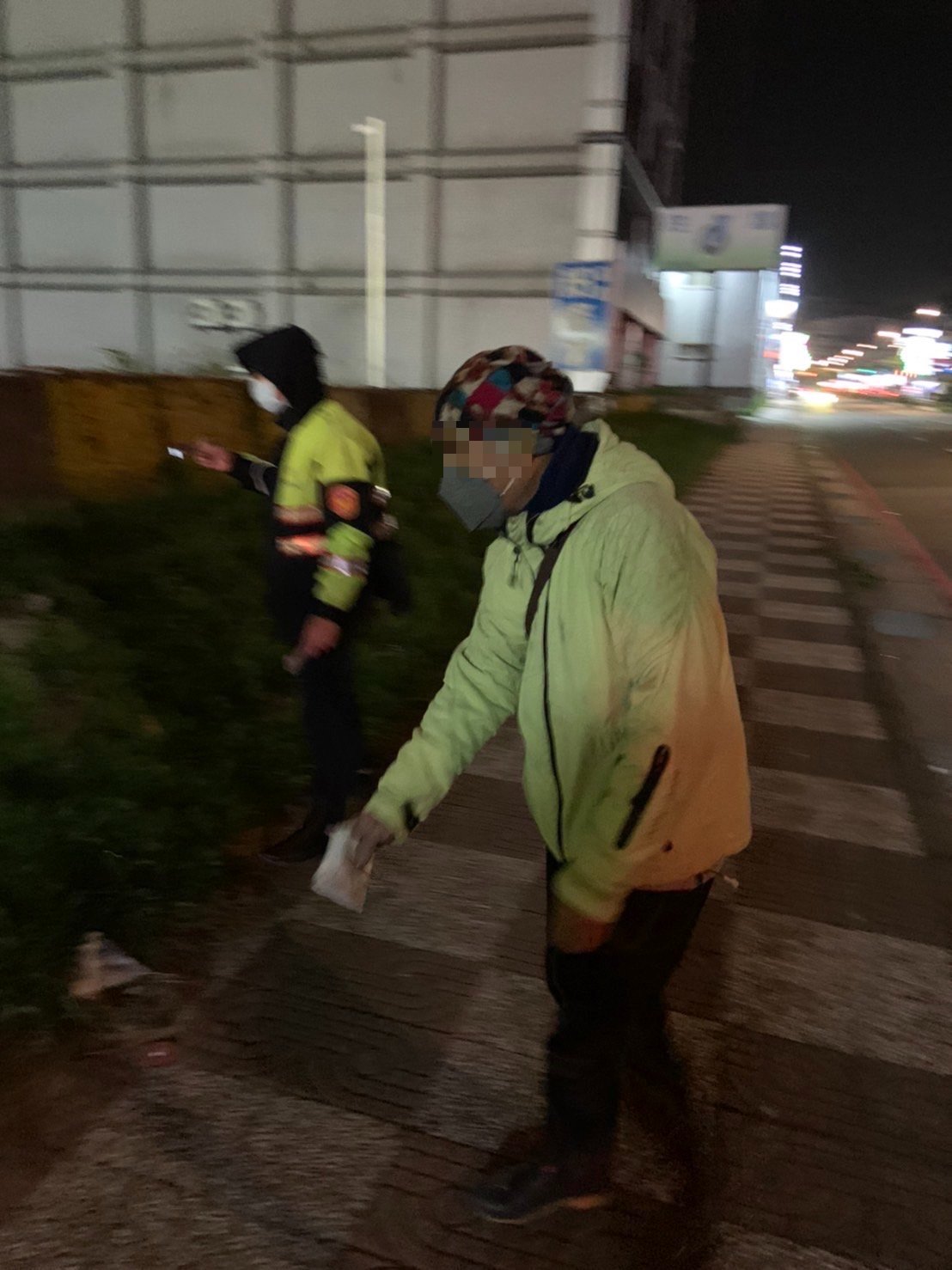 劉男騎車噴飛多張千元鈔,警民合力撿拾,尋回13萬8000元。(圖/警方提供)