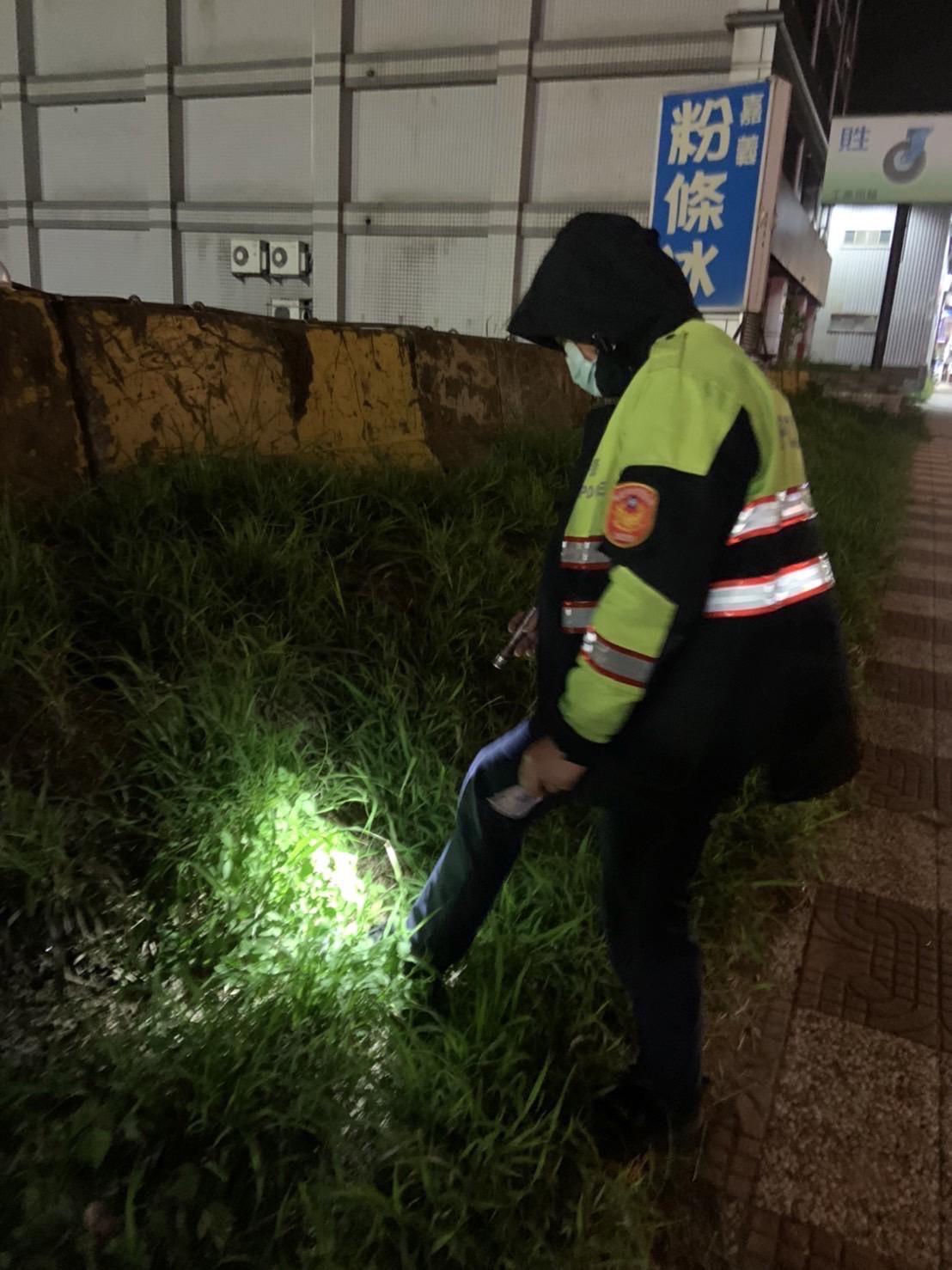 劉男騎車噴飛多張千元鈔,警民合力撿拾,尋回13萬8000元。(圖/警方提供)