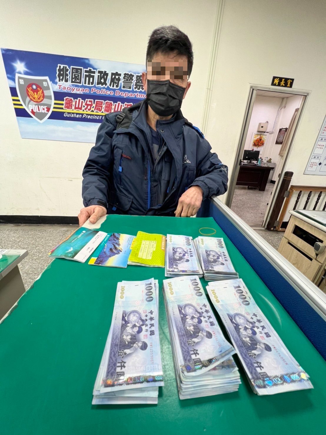 劉男騎車噴飛多張千元鈔,警民合力撿拾,尋回13萬8000元。(圖/警方提供)