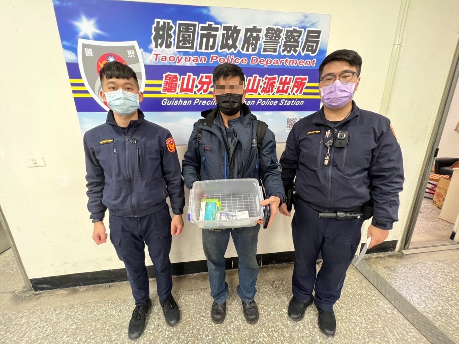 劉男騎車噴飛多張千元鈔,警民合力撿拾,尋回13萬8000元。(圖/警方提供)