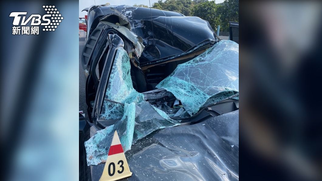 國3飛來輪胎!小客車遭砸車頂全毀 女乘客命喪輪下