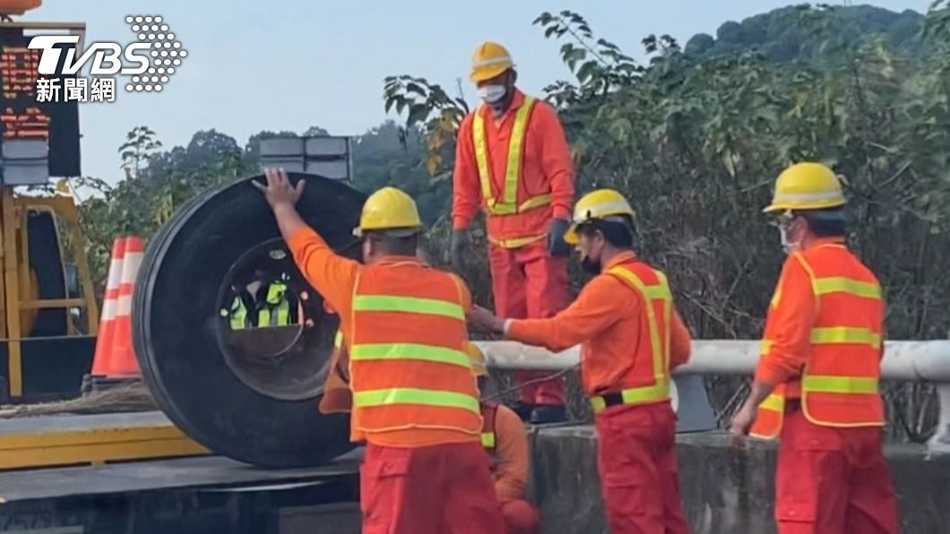 半聯結車的輪胎脫落噴飛,砸中對向車道的自小客貨車,女乘客當場死亡。(圖/TVBS)
