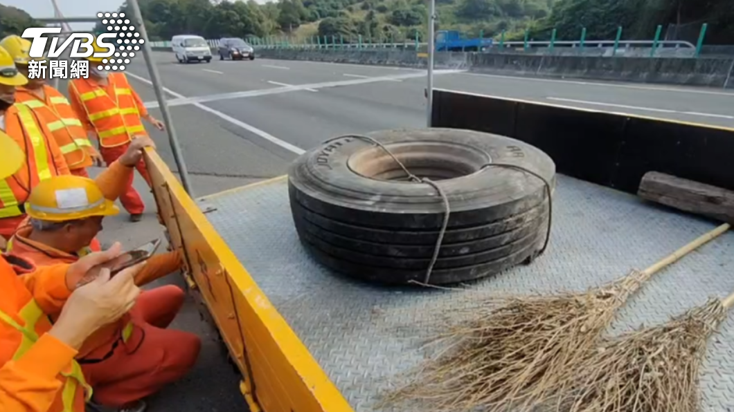 半聯結車的輪胎脫落噴飛,砸中對向車道的自小客貨車,女乘客當場死亡。(圖/TVBS)