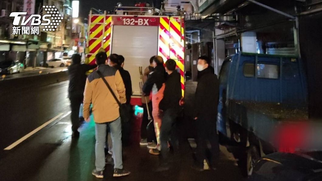 警方請消防分隊出動鋁梯協助爬上三樓。(圖/TVBS)