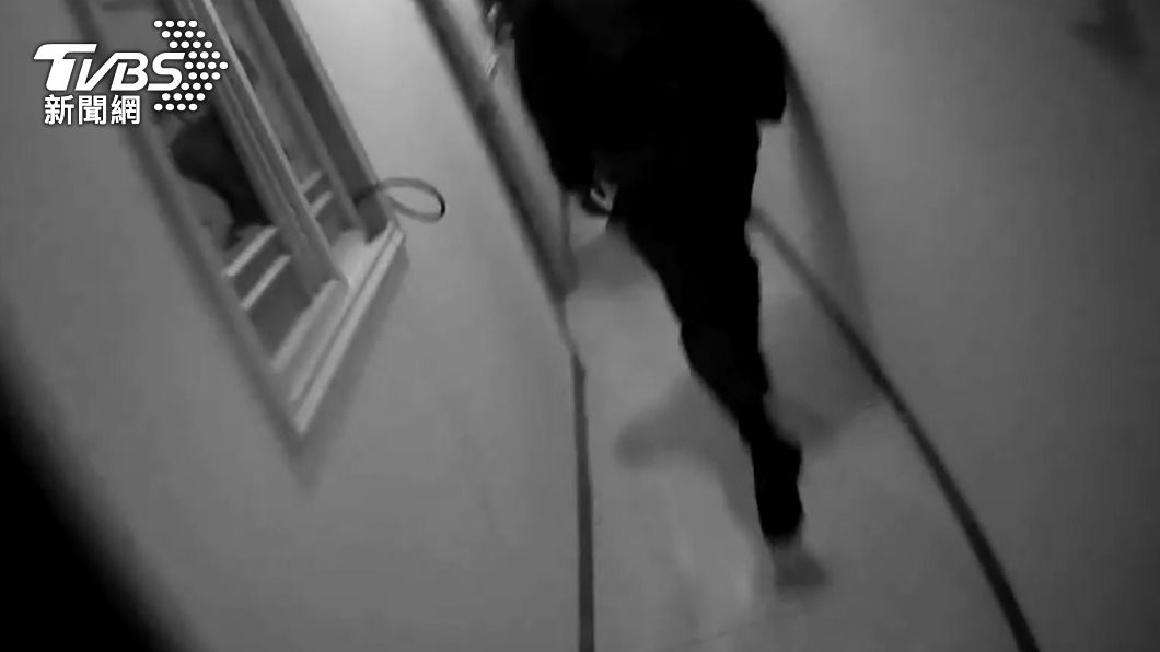 員警打破玻璃攻堅救人。(圖/TVBS)