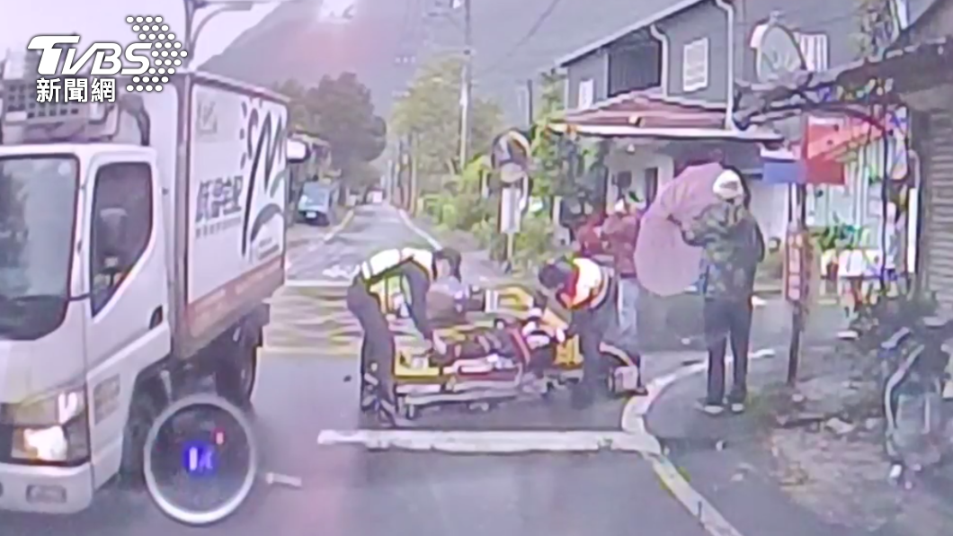 救護車到場將李男送醫治療。(圖/TVBS)