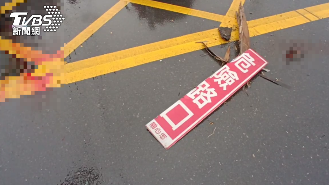 李男遭貨車撞飛,現場血跡斑斑。(圖/TVBS)