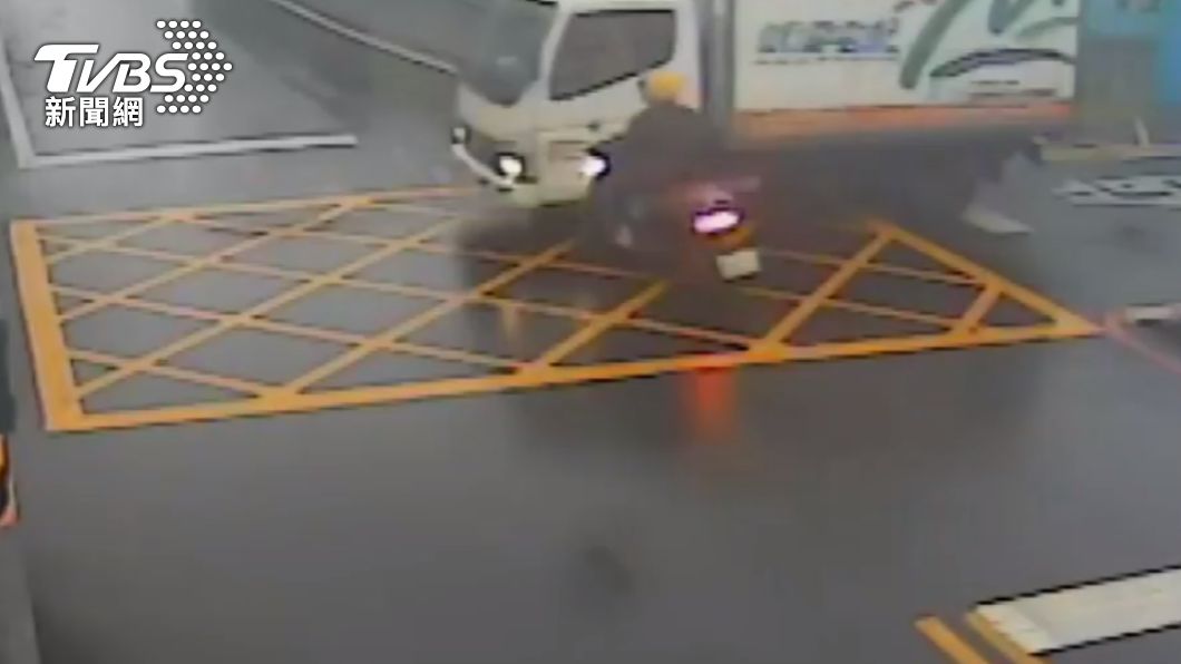 貨車與機車撞擊瞬間。(圖/TVBS)