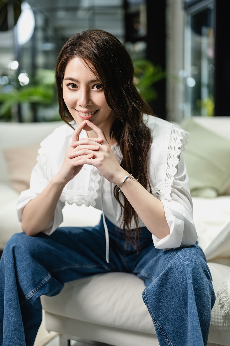 文青淑女風的許藍方，少了許多嚴肅氣息。（圖／東森提供）