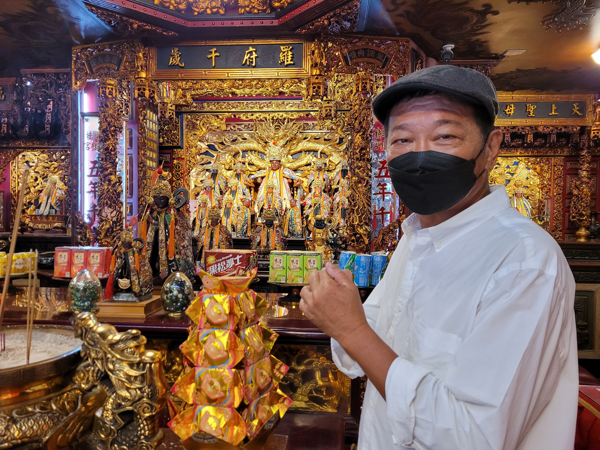 沒有信仰的民眾也能雙手合十誠心懺悔。(圖/翻攝自遊學太子爺臉書)