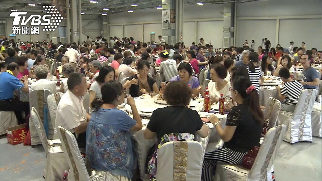 上班族最期待尾牙能將大獎抱回家。(示意圖/TVBS)