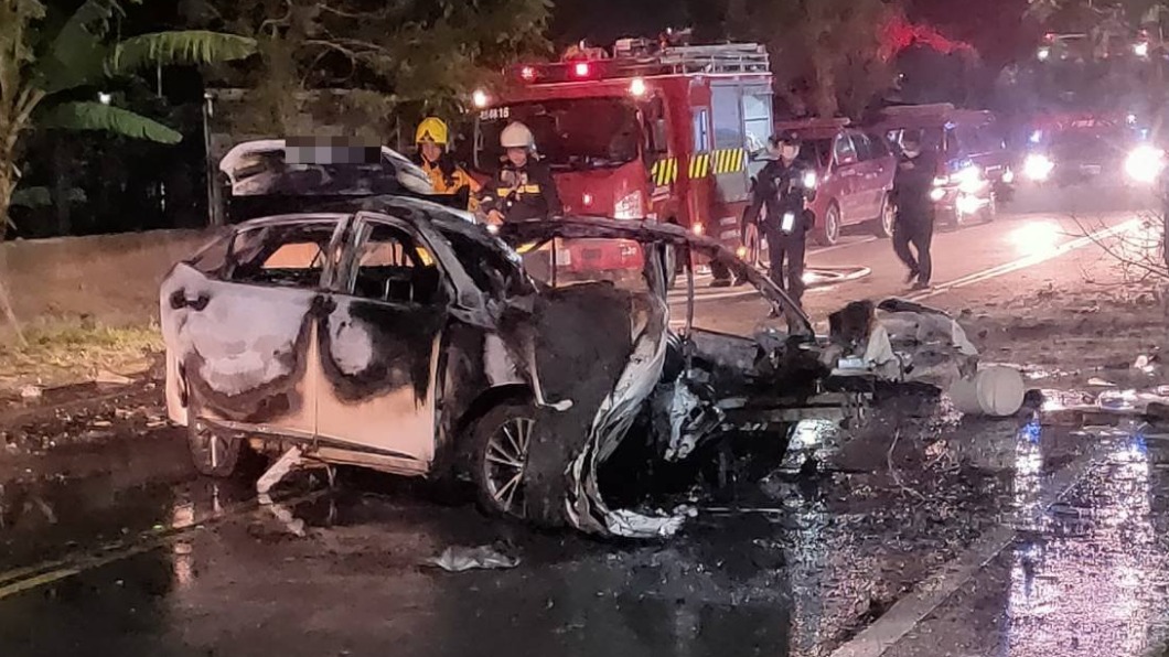 劉男未繫安全帶自撞路樹,車輛起火燃燒。(圖/翻攝自記者爆料網)
