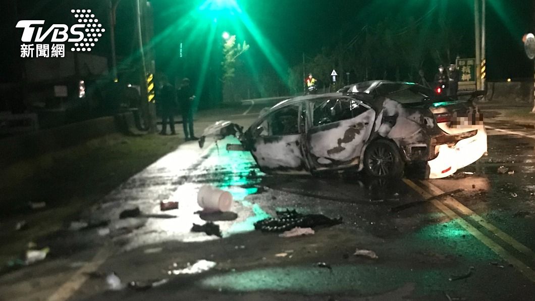 劉男未繫安全帶自撞路樹,車輛起火燃燒。(圖/警方提供)