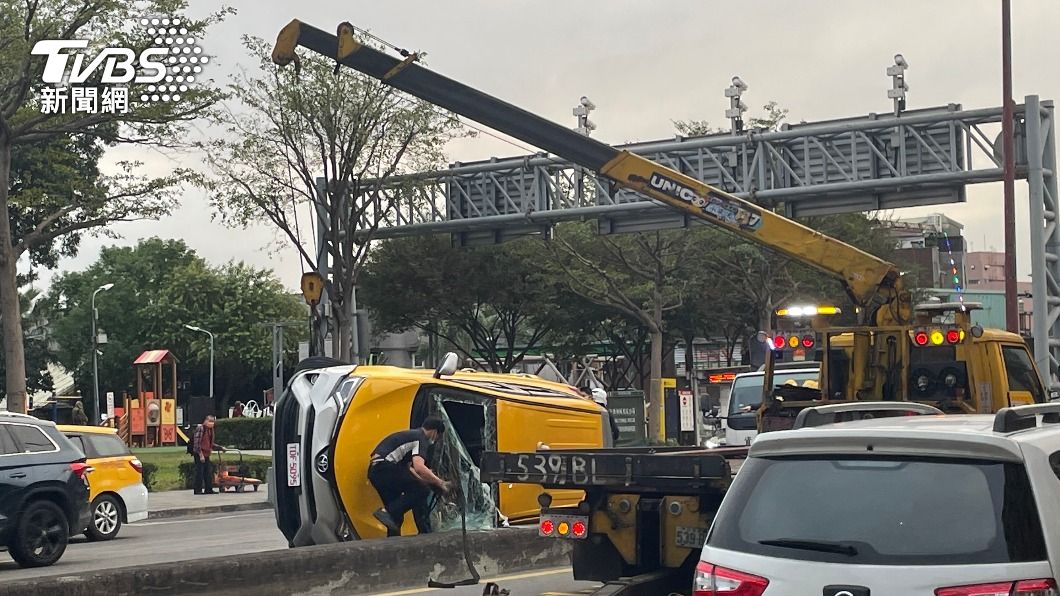 酒測值0.77!小黃撞車側翻 運將:止痛藥+感冒糖漿釀禍