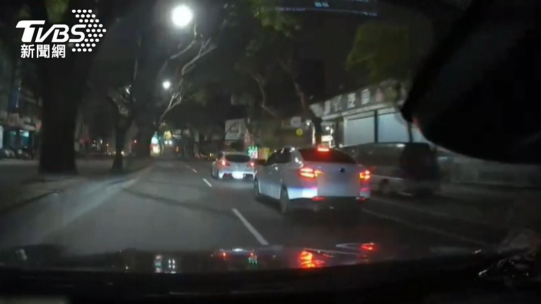 警方在大順路上追捕到陳嫌一行人。(圖/TVBS)