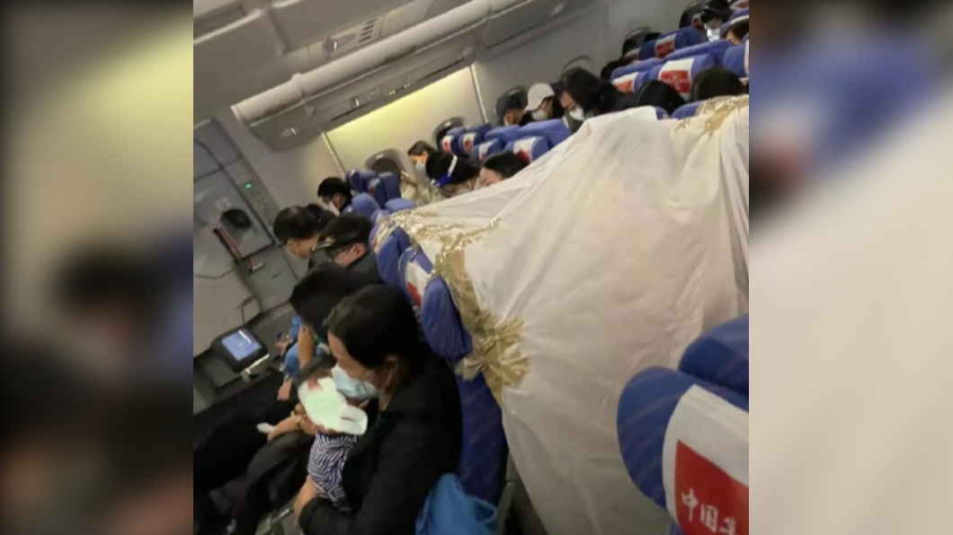360度全面防護？乘客怕被感染　竟在飛機上搭「帳篷」