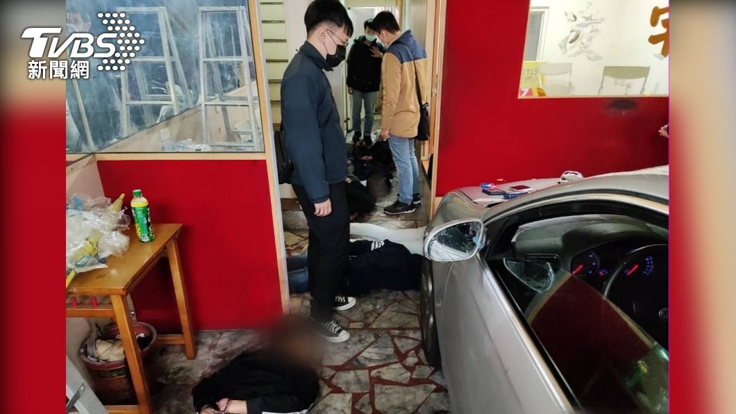 犯嫌被壓制。(圖/TVBS)