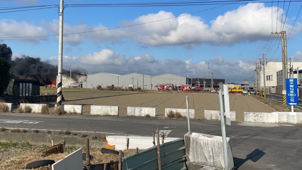 彰化縣線西鄉一家布料工廠今（11）日上午發生火警。（圖／翻攝自彰化踢爆網）